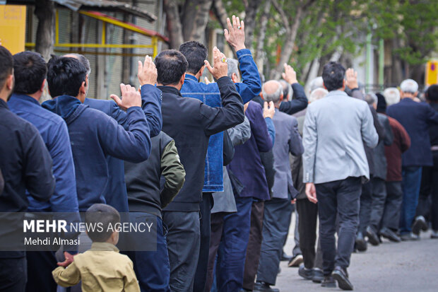 کاروان عزای رئیس مذهب تشیع در خیابان های کرمانشاه حرکت کرد