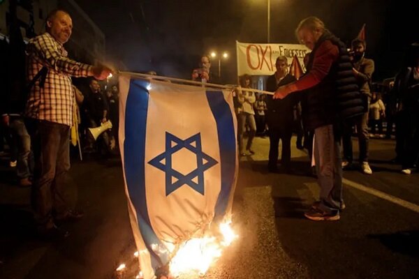 به‌ آتش کشیدن پرچم اسرائیل واهتزار پرچم فلسطین وحزب‌الله در یونان