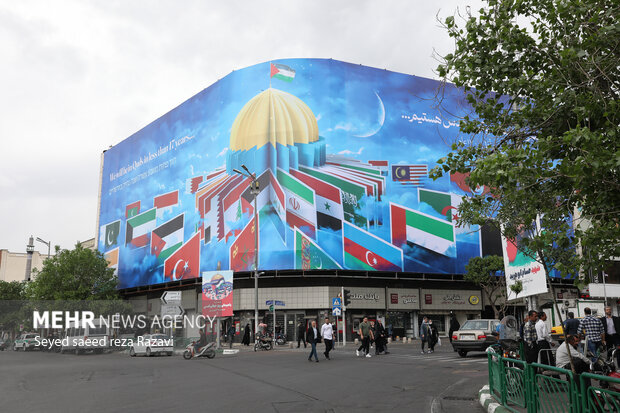 Tehran's Enqelab square latest mural