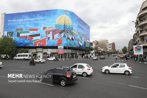 Tehran's Enqelab square latest mural