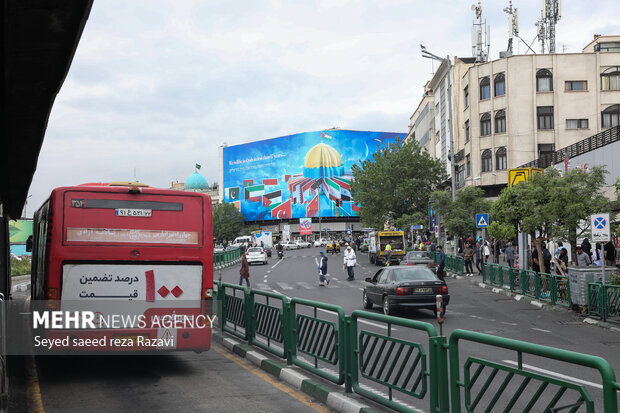 در آستانه روز جهانی قدس دیوارنگاره میدان انقلاب با شعار چهار زبانه و وعده آزادسازی قدس رونمایی شد