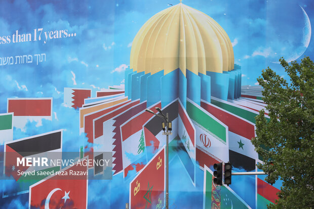 در آستانه روز جهانی قدس دیوارنگاره میدان انقلاب با شعار چهار زبانه و وعده آزادسازی قدس رونمایی شد