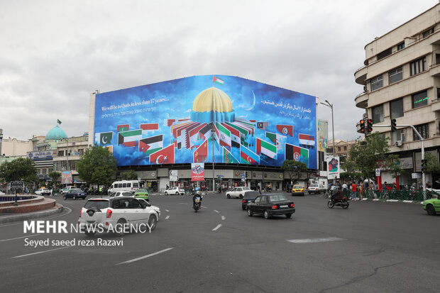 Tehran's Enqelab square latest mural