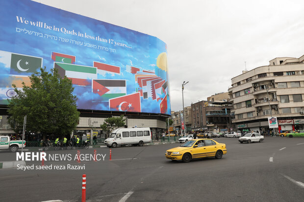 Tehran's Enqelab square latest mural