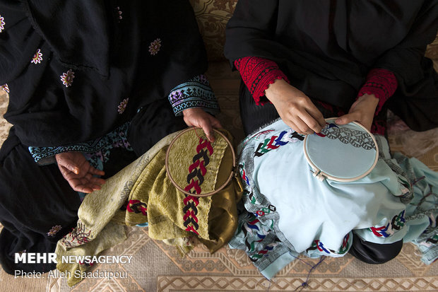سوزن‌دوزی لباس‌های عید فطر/ آن‌ها کل رمضان در چادر زندگی می‌کنند