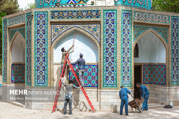 نابسامانی آرامگاه عطار یک روز پیش از بزرگداشت