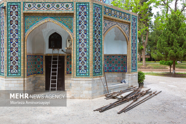 نابسامانی آرامگاه عطار یک روز پیش از بزرگداشت