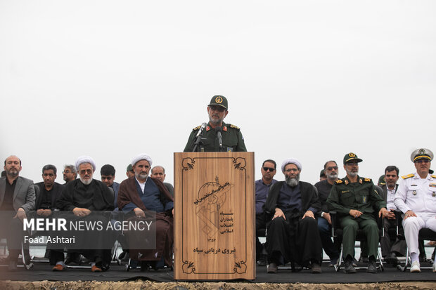 دریادار پاسدار علیرضا تنگسیری فرمانده نیروی دریایی سپاه پاسداران در رژه بزرگ دریایی شناورهای مردمی در حمایت از مردم فلسطین حضور دارد