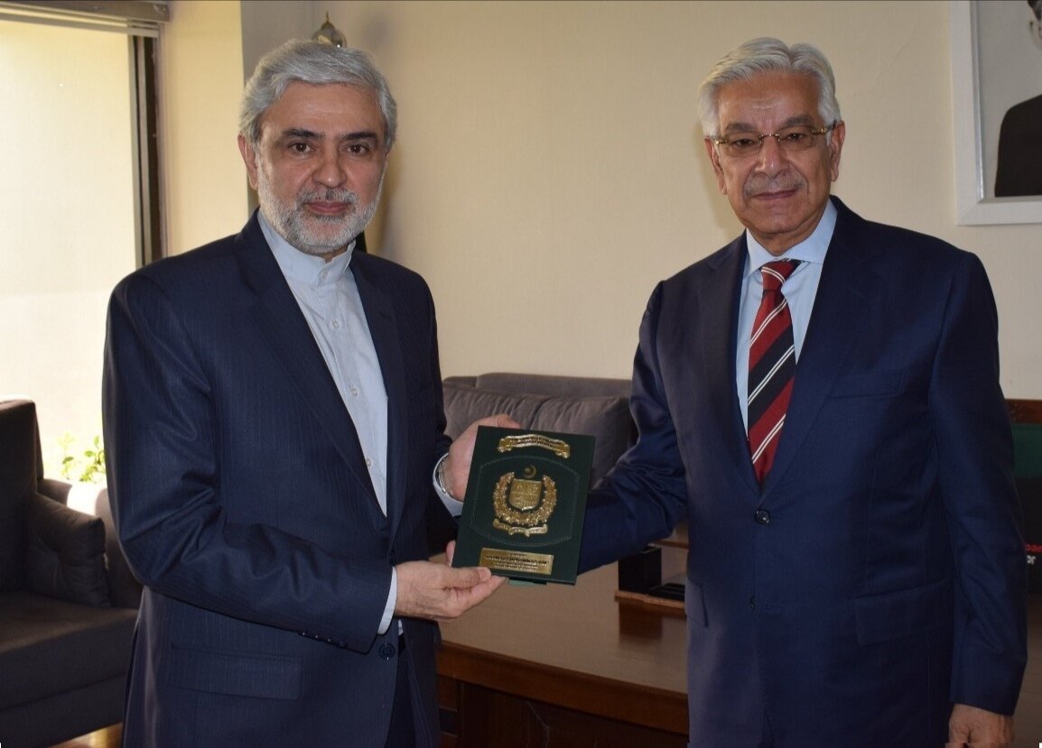 پاکستانی وزیر دفاع اور ایران کے سفیر کی ملاقات، دو طرفہ امور پر تبادلہ خیال