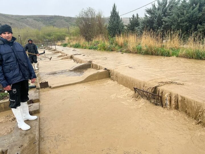 جاری شدن سیلاب در شهرستان دره شهر 