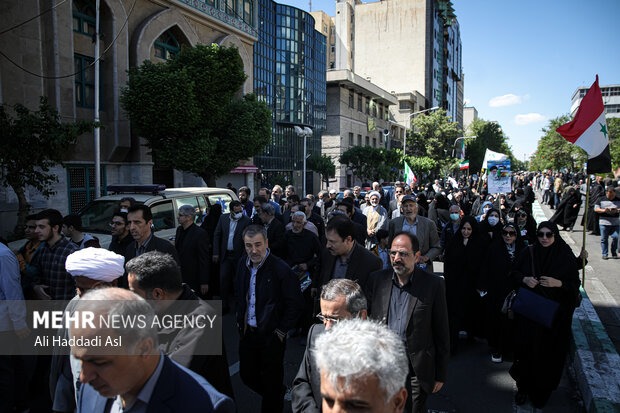 مراسم راهپیمایی روز جهانی قدس با شعار محوری فلسطین محور وحدت جهان اسلام؛ قدس در آستانه آزادی صبح امروز جمعه ۲۵ فروردین ۱۴۰۲ با حضور گسترده اقشار مختلف مردم در تهران برگزار شد