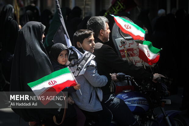 مراسم راهپیمایی روز جهانی قدس با شعار محوری فلسطین محور وحدت جهان اسلام؛ قدس در آستانه آزادی صبح امروز جمعه ۲۵ فروردین ۱۴۰۲ با حضور گسترده اقشار مختلف مردم در تهران برگزار شد