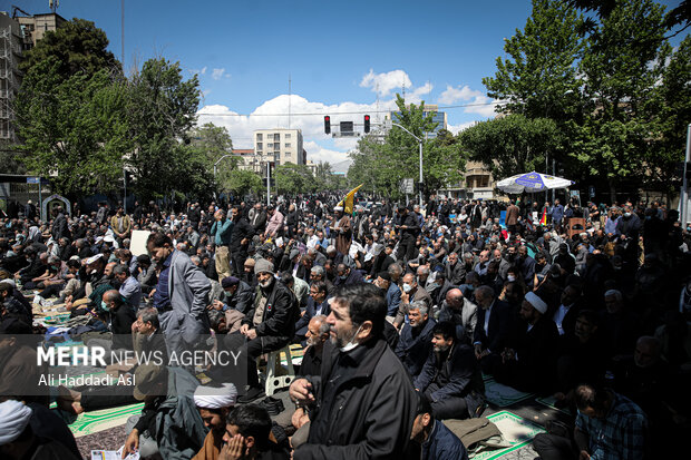 مراسم راهپیمایی روز جهانی قدس با شعار محوری فلسطین محور وحدت جهان اسلام؛ قدس در آستانه آزادی صبح امروز جمعه ۲۵ فروردین ۱۴۰۲ با حضور گسترده اقشار مختلف مردم در تهران برگزار شد