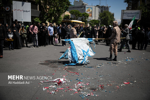 مراسم راهپیمایی روز جهانی قدس با شعار محوری فلسطین محور وحدت جهان اسلام؛ قدس در آستانه آزادی صبح امروز جمعه ۲۵ فروردین ۱۴۰۲ با حضور گسترده اقشار مختلف مردم در تهران برگزار شد