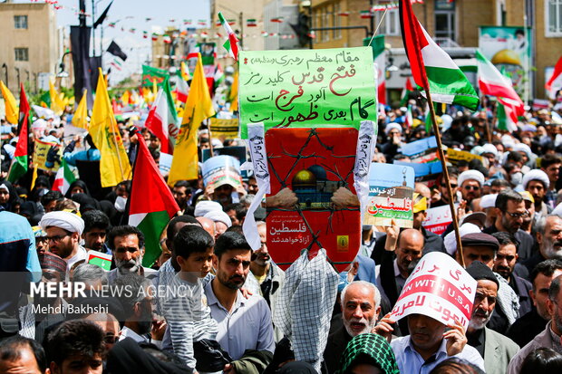 People in Qom mark Quds Day in solidarity with Palestinians