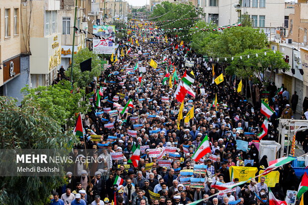 People in Qom mark Quds Day in solidarity with Palestinians