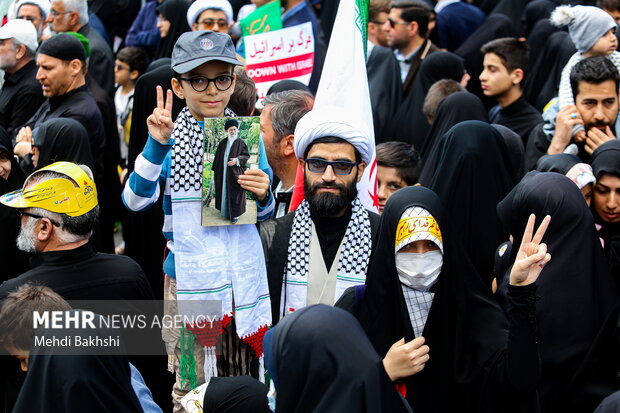 People in Qom mark Quds Day in solidarity with Palestinians