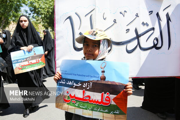 People in Qom mark Quds Day in solidarity with Palestinians