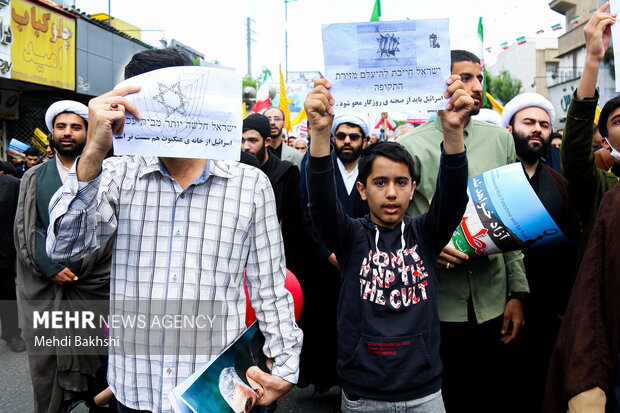 People in Qom mark Quds Day in solidarity with Palestinians