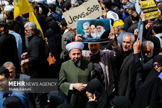 People in Qom mark Quds Day in solidarity with Palestinians