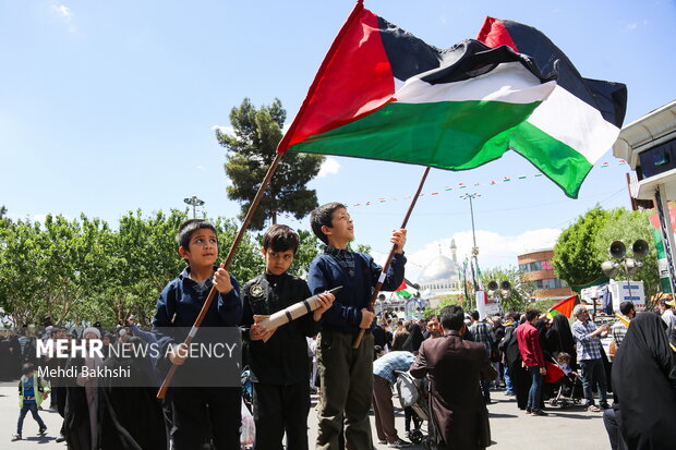 People in Qom mark Quds Day in solidarity with Palestinians