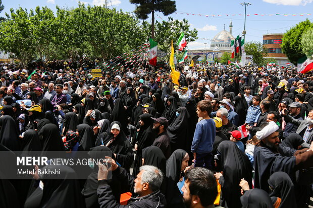 People in Qom mark Quds Day in solidarity with Palestinians