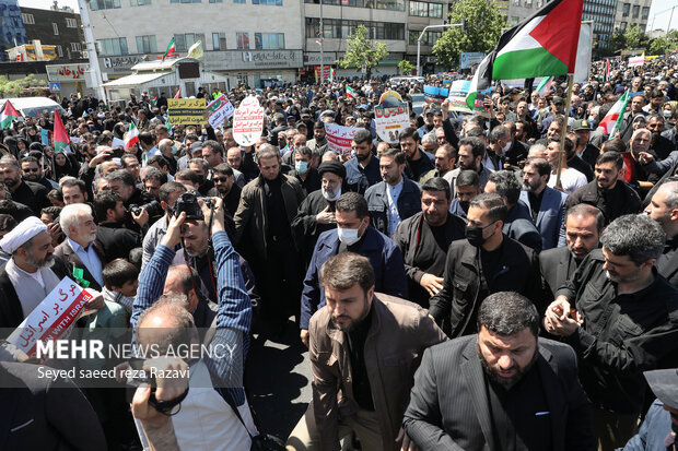 حجت الاسلام سید ابراهیم رئیسی رئیس جمهور در مراسم  راهپیمایی  روز قدس حضور دارد