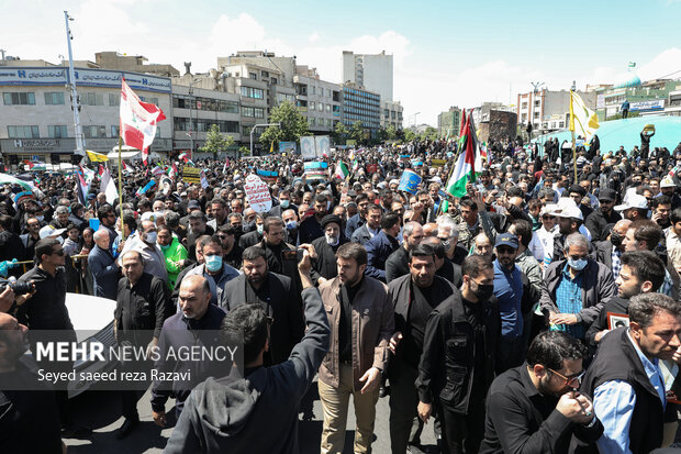 حجت الاسلام سید ابراهیم رئیسی رئیس جمهور در مراسم  راهپیمایی  روز قدس حضور دارد