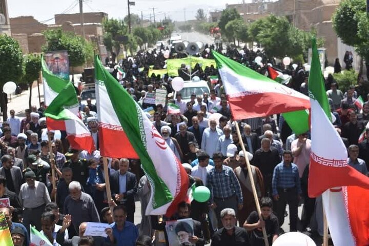 پرچم صهیونیستها در ۵۰ نقطه از یزد به آتش کشیده شد