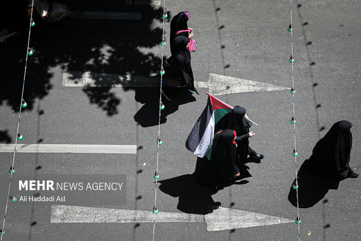 مراسم راهپیمایی روز جهانی قدس با شعار محوری فلسطین محور وحدت جهان اسلام؛ قدس در آستانه آزادی در سراسر کشور صبح امروز جمعه ۲۵ فروردین ۱۴۰۲ با حضور گسترده اقشار مختلف مردم در تهران برگزار شد.