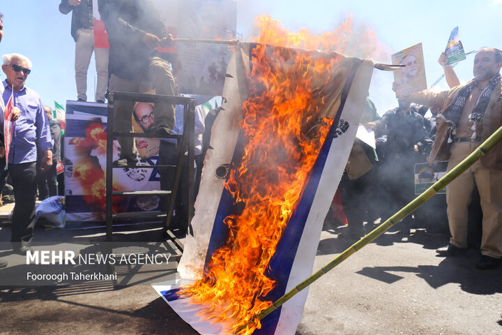 مراسم راهپیمایی روز جهانی قدس با شعار محوری فلسطین محور وحدت جهان اسلام؛ قدس در آستانه آزادی در سراسر کشور صبح امروز جمعه ۲۵ فروردین ۱۴۰۲ با حضور گسترده اقشار مختلف مردم در تهران برگزار شد.