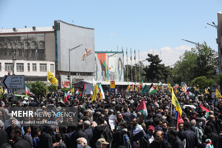 مراسم راهپیمایی روز جهانی قدس با شعار محوری فلسطین محور وحدت جهان اسلام؛ قدس در آستانه آزادی در سراسر کشور صبح امروز جمعه ۲۵ فروردین ۱۴۰۲ با حضور گسترده اقشار مختلف مردم در تهران برگزار شد.