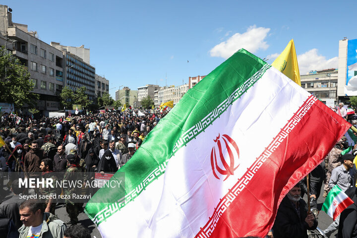 مراسم راهپیمایی روز جهانی قدس با شعار محوری فلسطین محور وحدت جهان اسلام؛ قدس در آستانه آزادی در سراسر کشور صبح امروز جمعه ۲۵ فروردین ۱۴۰۲ با حضور گسترده اقشار مختلف مردم در تهران برگزار شد.