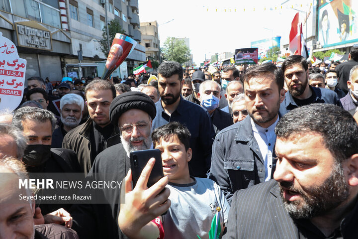 حجت السلام سید ابراهیم رئیسی رئیس جمهور در مراسم راهپیمایی روز قدس حضور دارد