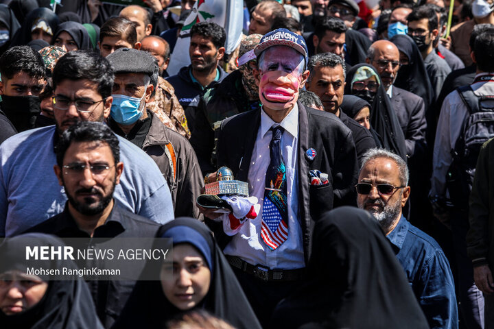 مراسم راهپیمایی روز جهانی قدس با شعار محوری فلسطین محور وحدت جهان اسلام؛ قدس در آستانه آزادی در سراسر کشور صبح امروز جمعه ۲۵ فروردین ۱۴۰۲ با حضور گسترده اقشار مختلف مردم در تهران برگزار شد.