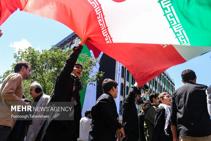 مراسم راهپیمایی روز جهانی قدس با شعار محوری فلسطین محور وحدت جهان اسلام؛ قدس در آستانه آزادی در سراسر کشور صبح امروز جمعه ۲۵ فروردین ۱۴۰۲ با حضور گسترده اقشار مختلف مردم در تهران برگزار شد.