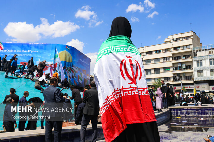 مراسم راهپیمایی روز جهانی قدس با شعار محوری فلسطین محور وحدت جهان اسلام؛ قدس در آستانه آزادی در سراسر کشور صبح امروز جمعه ۲۵ فروردین ۱۴۰۲ با حضور گسترده اقشار مختلف مردم در تهران برگزار شد.