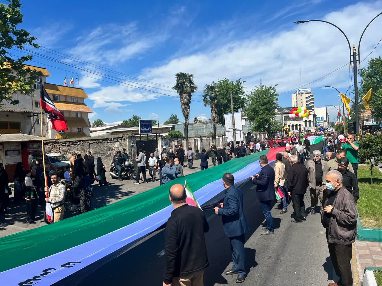 حمل پرچم ۴۰ متری ایران و فلسطین توسط راهپیمایان در رشت