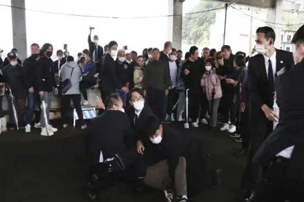Japonya Başbakanı'nın konuşması sırasında patlama Japonya Başbakanı'nın konuşması sırasında patlama