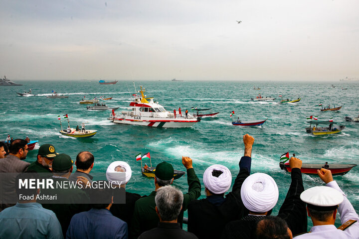 رژه اقتدار بسیج دریایی در جنوب کشور با حضور شناورهای مردمی در حمایت از انتفاضه مردم فلسطین برگزار شد