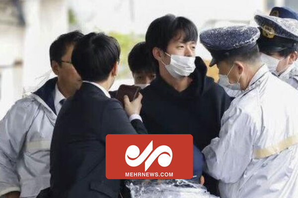 لحظه پرتاب بمب دودزا به سمت نخست‌وزیر ژاپن