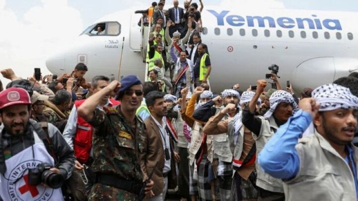 وصول 48 أسيرا محررا من أسرى القوات المسلحة اليمنية إلى صنعاء