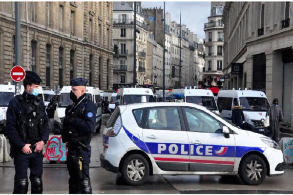 هجوم یک خودرو به میان جمعیت در فرانسه / ۷ نفر زخمی شدند