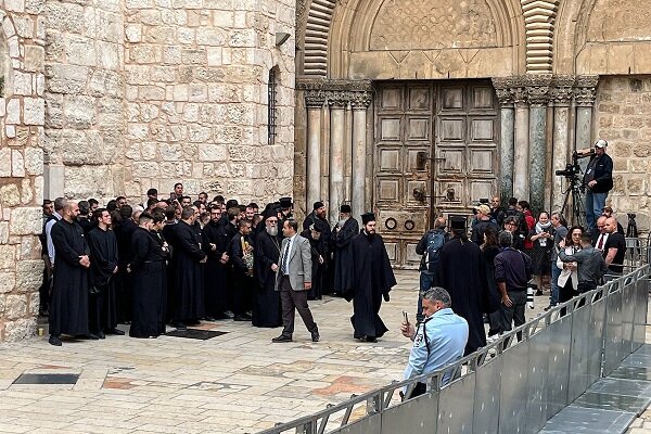 مقبوضہ بیت المقدس میں عیسائیوں کی مذہبی تقریب پر صہیونی دہشت گرد فوجیوں کا حملہ + تصاویر