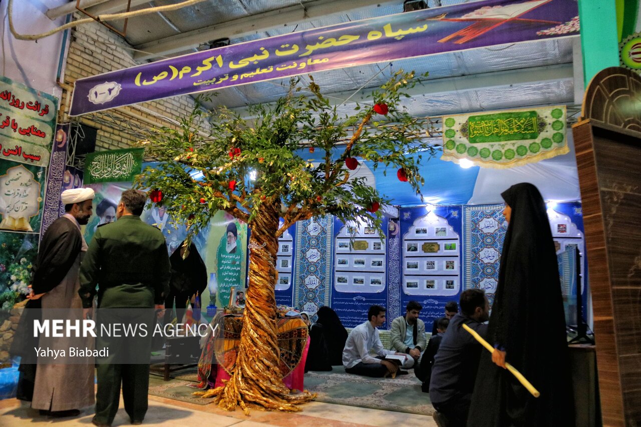 استقبال مردم از غرفه قرآنی سپاه در نمایشگاه قرآن و عترت کرمانشاه