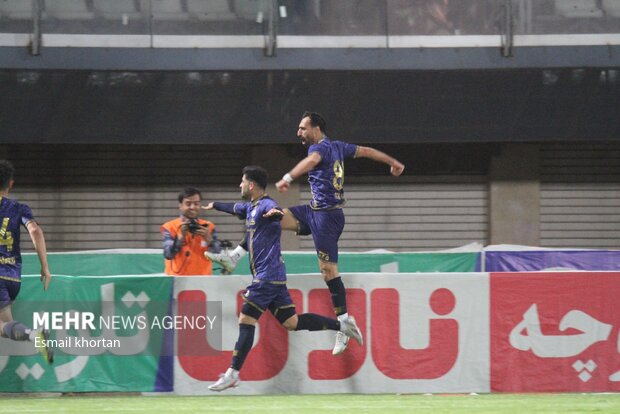 دیدار تیم‌های فوتبال گل گهرسیرجان و فولاد 