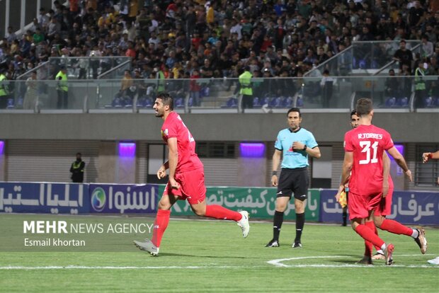 دیدار تیم‌های فوتبال گل گهرسیرجان و فولاد 