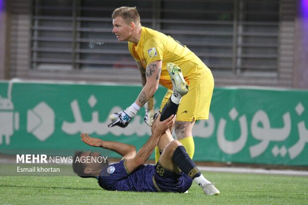 دیدار تیم‌های فوتبال گل گهرسیرجان و فولاد 