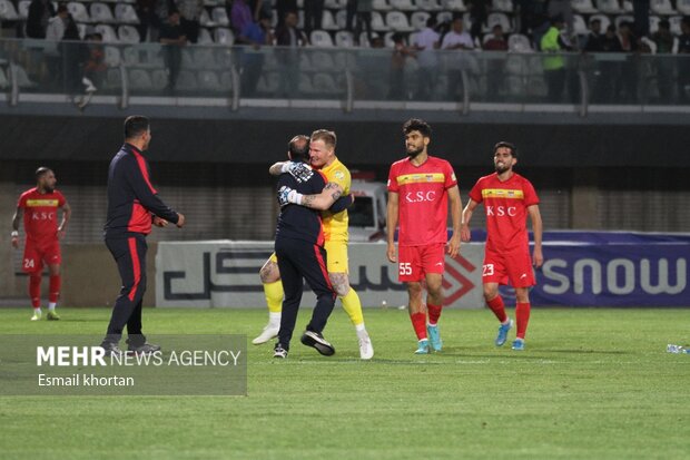 دیدار تیم‌های فوتبال گل گهرسیرجان و فولاد 