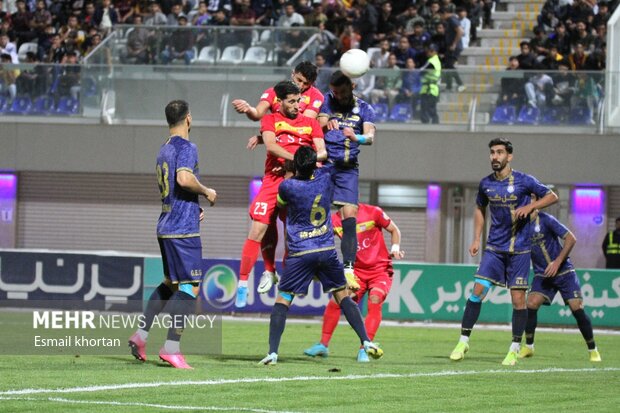 دیدار تیم‌های فوتبال گل گهرسیرجان و فولاد 